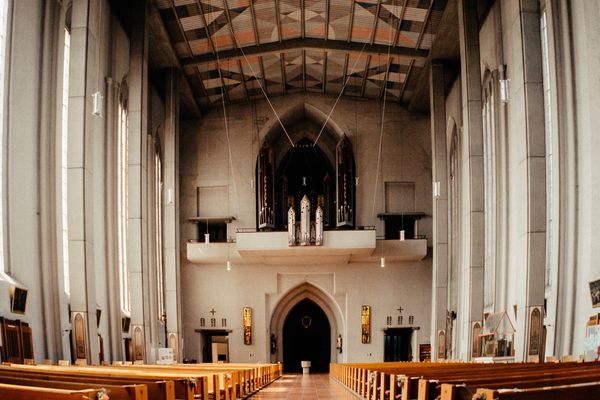 Innenbereich einer Kirche, der Ruhe und Erhabenheit ausstrahlt für private Feiern in München