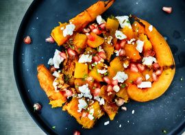 Kürbis Auf dunklem Teller angerichtetes Kürbis Chutney.