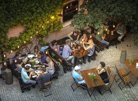 Wirtsgarten am Abend