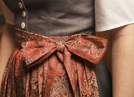 Dirndl Schleife Traditionelles Dirndl mit einer rosa Schürze mit Schleife.