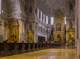 Innenaufnahme der prächtigen Jesuitenkirche St. Michael in München.